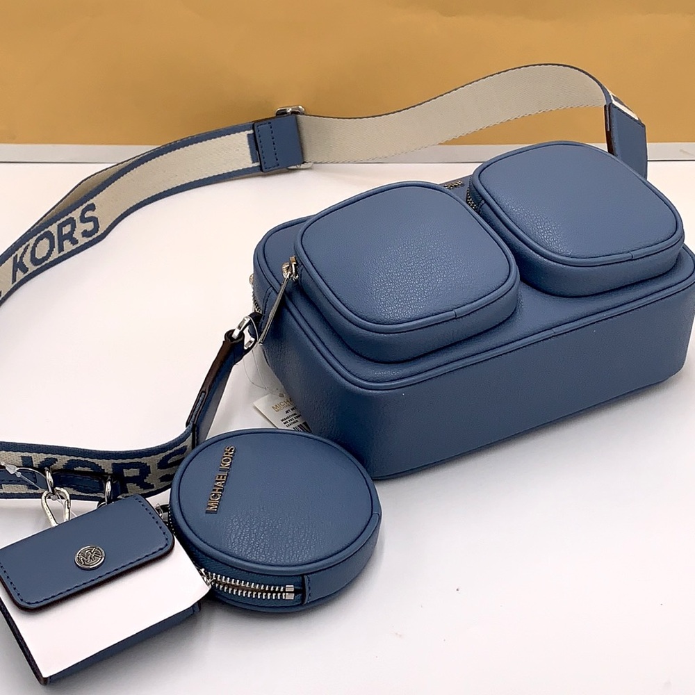 Michael Kors Jet Set Md Leather
Crossbody Bag with Case for Apple
AirPod… - Picture 12 of 16